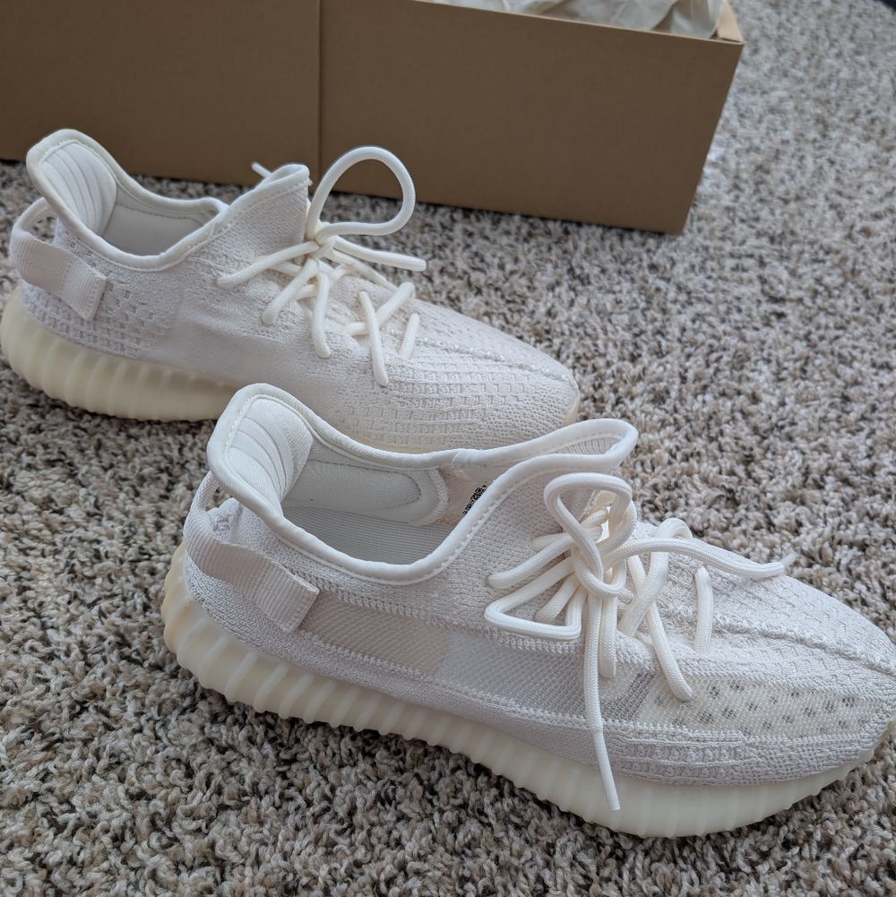 LIKE NEW adidas Yeezy Boost 350 V2 Bone With Box